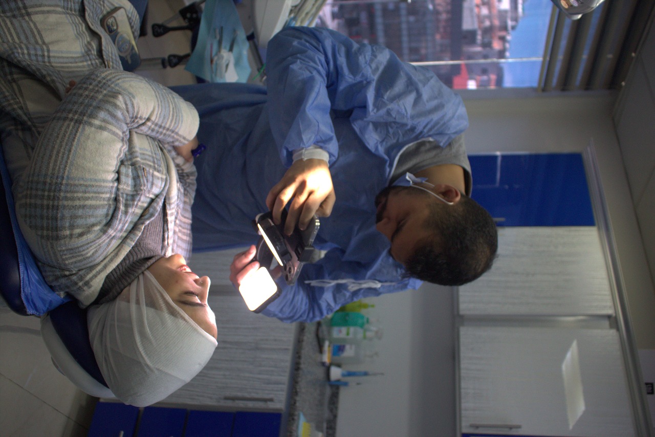 طبيب أسنان يعمل